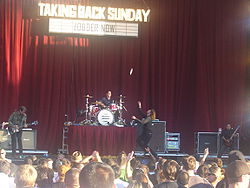 Taking Back Sunday esiintymässä vuonna 2007.