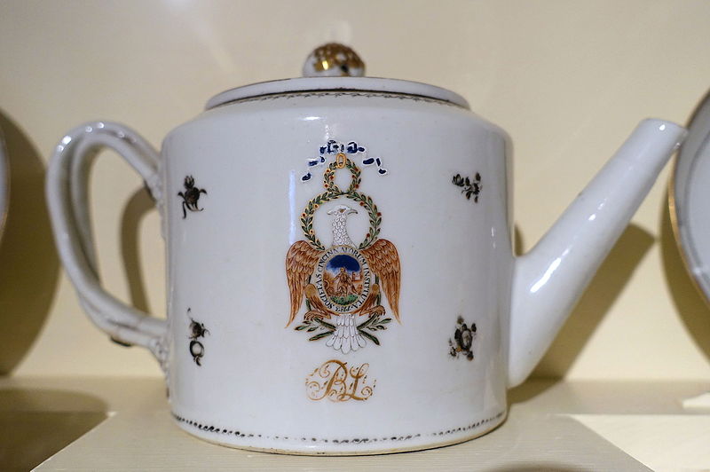 File:Teapot from partial tea service for Benjamin Lincoln (1733-1810), Society of the Cincinnati, China, c. 1790, porcelain with overglaze and gilding - Concord Museum - Concord, MA - DSC05783.JPG