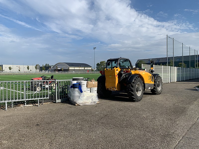 File:Terrain secondaire du Stade du Forum (Ain Sud) après dépôt du nouveau synthétique - machine.jpg