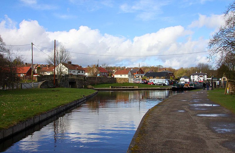 File:The Llangollen Canal at Trevor - geograph.org.uk - 1800129.jpg