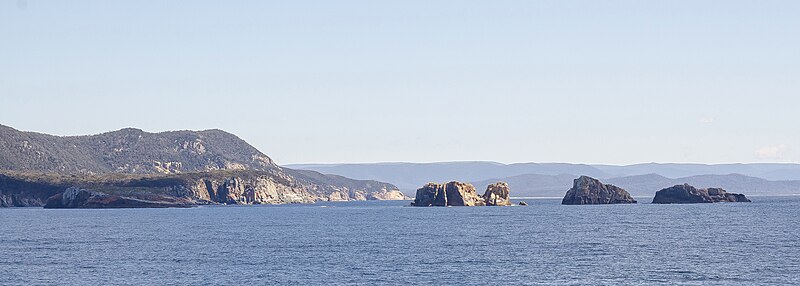 File:The four Nuggets, Tasmania.jpg