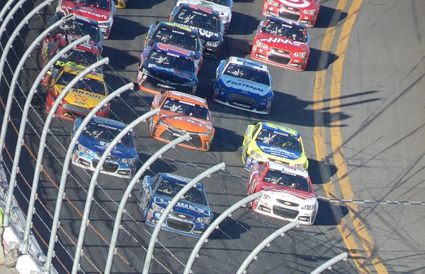 Pack racing at Daytona International Speedway (2015)