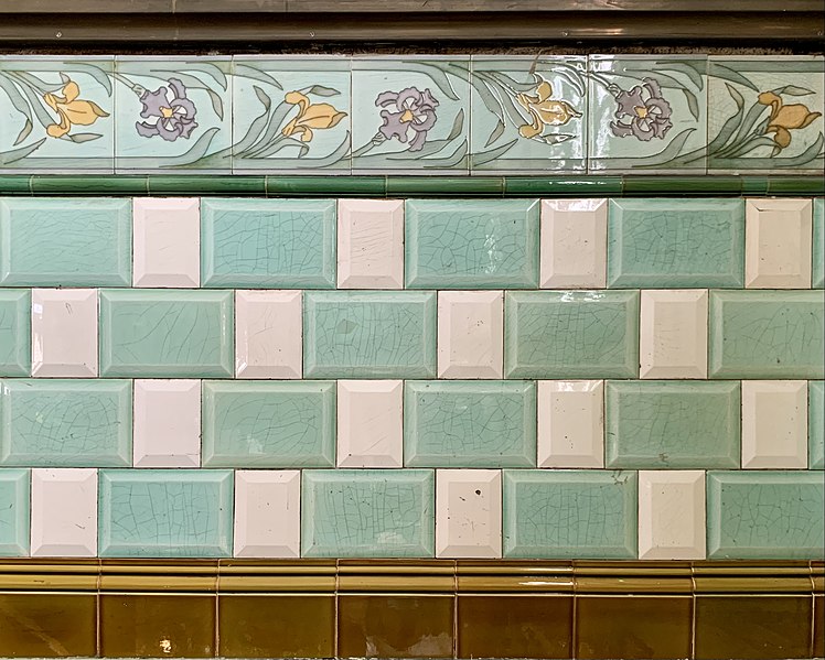 Archivo:Tiles in the Bouillon Racine (Paris).jpg