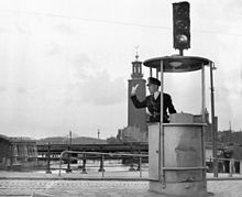 A traffic light in Stockholm in 1953. Trafiksignal Tegelbacken 1953.jpg