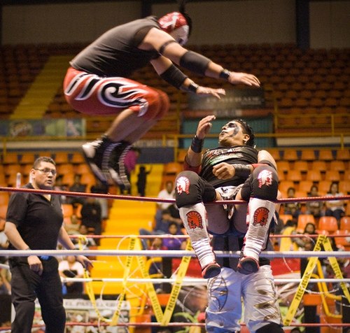 Último Gladiador wrestling Trauma I at a DTU event