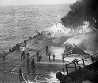 يو إس إس ساراتوغا بعدما ضربتها طائرة كاميكازي، 21 فبراير 1945