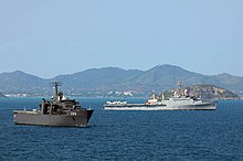 ДВКД «Эндуранс» на якоре в Сиамском заливе вместе с LPD-9 «Денвер» ВМС США во время учений «Кобра голд»-2011