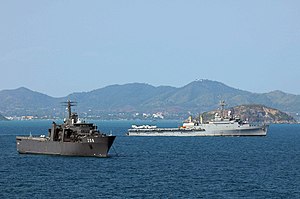 Angkatan laut AS 110220-N-6692A-058 dermaga transportasi amfibi kapal USS Denver (LPD 9) melewati sepanjang sisi Singapore navy daya tahan kelas amfibi tr.jpg