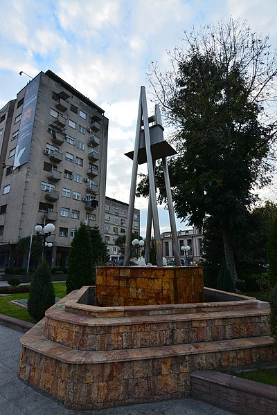 File:U kumanovo kude Cetiri bandere 02.JPG