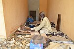 Миниатюра для Файл:Un vieux artisan crée des chaussures au centre artisanal régional de Maroua au Cameroun.jpg