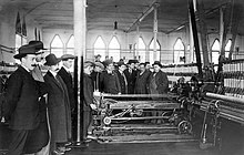 Students visiting the Fabrica Trinxet in Barcelona in 1914 examining a self-acting spinning mule Unio Industrial 2014 AFB3-117.jpg