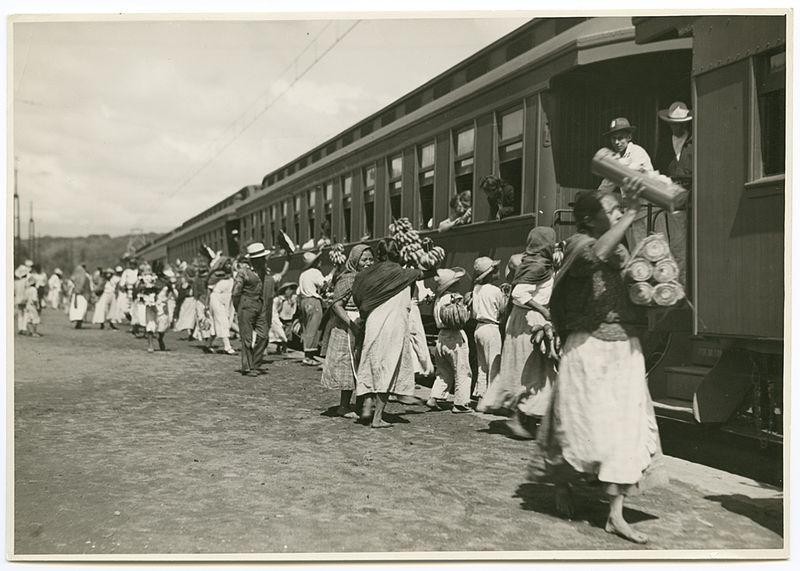 File:Vendors selling goods to Ferrocarril Mexicano passengers (21803222621).jpg