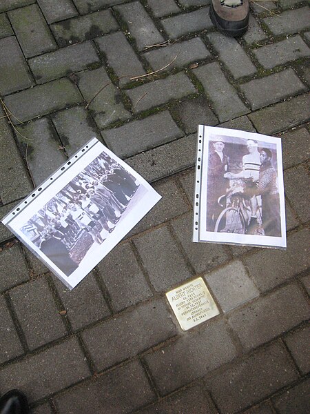 File:Verlegung Stolperstein Albert Richter 07.JPG