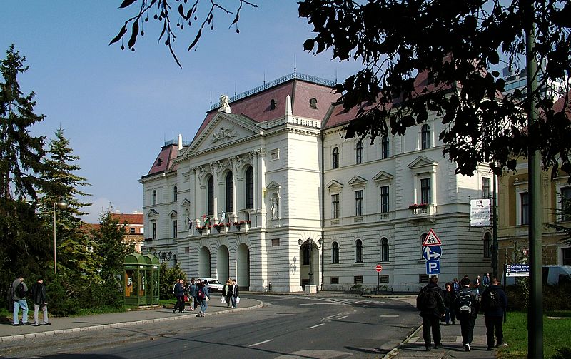 File:VeszprémMegyeháza.JPG