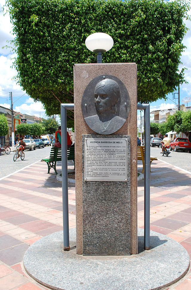 Busto de Vicência Barbosa de Melona Praça Urbano Ramos