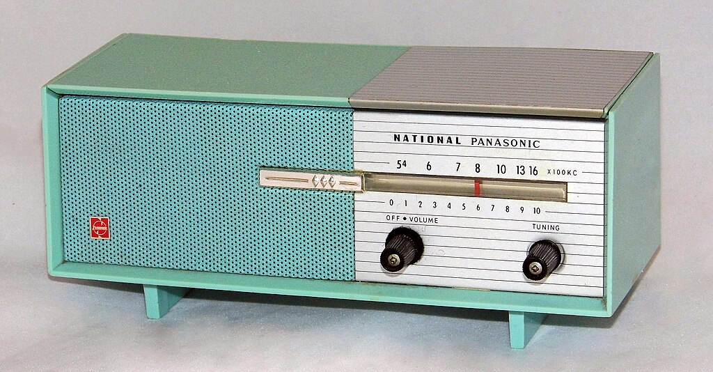 File:Vintage National Panasonic Model R-8 Transistor Radio, AM 