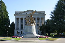 A side view of Winged Victory pictured in 2006, a period during which the statue was painted in a golden hue. WACapitolInsuranceBldg.jpg