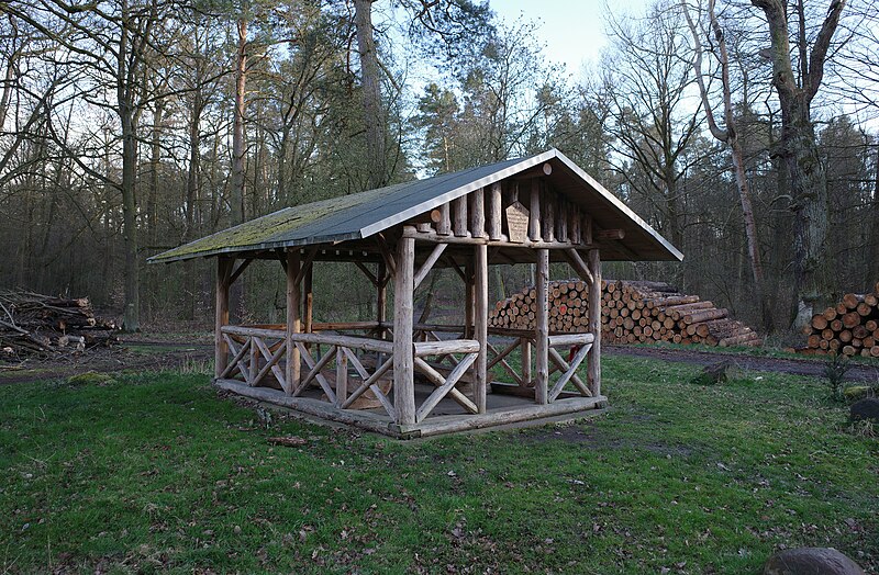 File:Wanderhütte Spinne, Rastplatz in der Mosigkauer Heide (2024).jpg