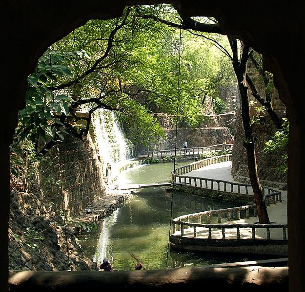 فائل:Waterfall at Rock Garden, Chandigarh.jpg