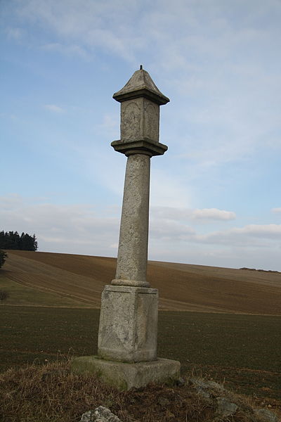 File:Wayside shrines southern from Bačkovice, Třebíč District.JPG