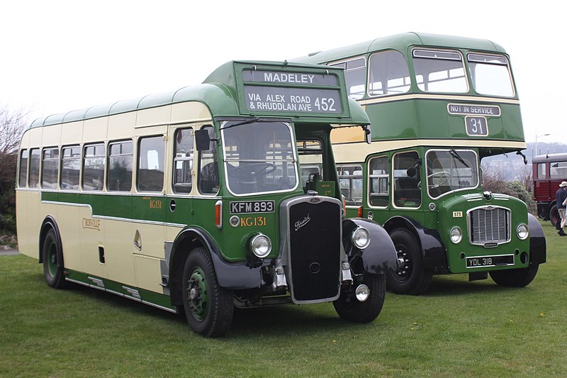 File:Weston-super-Mare Beach Lawns - Crosville KG131 (KFM893) and Southern Vectis 573 (YDL318).JPG