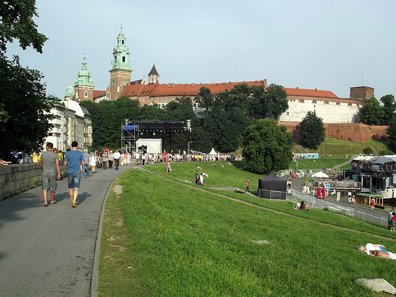 File:Widok na Wawel (9220878743).jpg