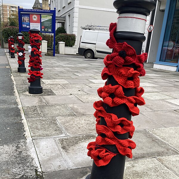 File:Yarn decorations at Guildford United Reformed Church.jpg