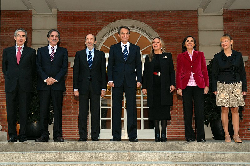 File:Zapatero junto con los nuevos ministros del Gobierno.jpg