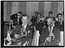 (Portrait of Micky Folus, Danny Polo, Billy Exiner, Vahe (Tak) Takvorian, and Al Langstaff, Eddie Condon's, New York, N.Y., ca.Ekim 1947) (LOC) (5104557581) .jpg