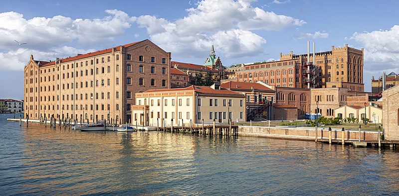 File:(Venice) - Molino Stucky visto del Canale dei Lavraneri.jpg
