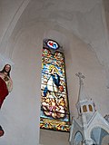 L'Assomption de Marie. Vitrail de Louis-Victor Gesta à l'église Notre-Dame-de-l'Assomption de Sost.