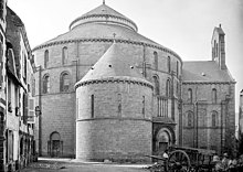 Sort / hvid fotografi af en rotundeformet kirke