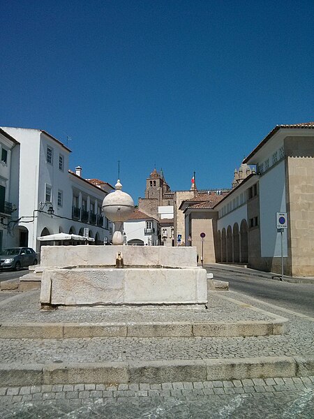 File:Évora (9531180664) (2).jpg