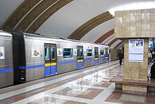 Zug der Metro Almaty in der Station Rajymbek batyr