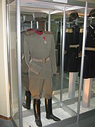 Официрска униформа ЈВ изложена у Војном музеју у Београду.