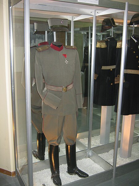 File:Официрска униформа ЈКВ.JPG