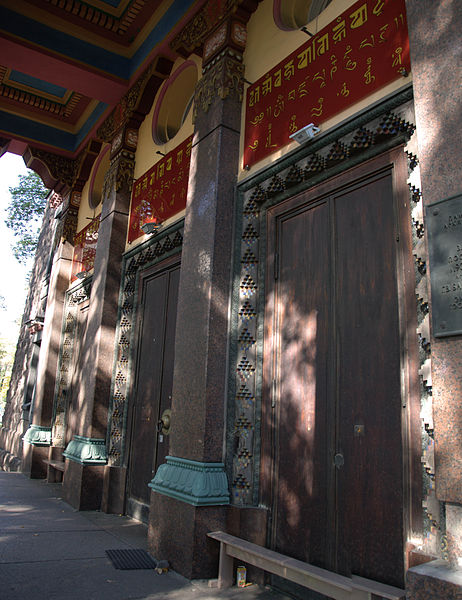 File:Храм буддийский вход.jpg
