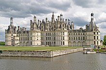 Fotografia che mostra il castello di Montsoreau che si riflette nel fiume Loira.