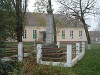 03 Босут - Споменик испед сеоске школе - Bosut - The Monument in Front of Village School.JPG