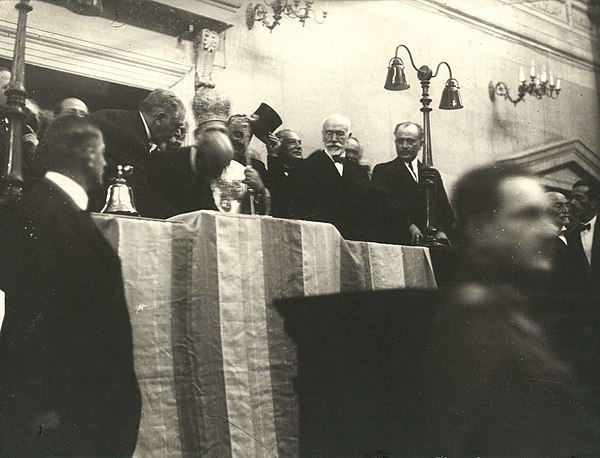 Kountouriotis in 1924 is sworn in as the first President of the Second Hellenic Republic