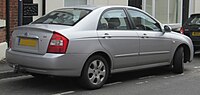 2005 Kia Cerato SE saloon (UK)