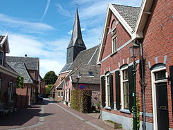 Straßenbild mit Kirche