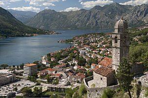 L'église Notre-Dame-de-Santé dominant les bouches de Kotor à Kotor, au Monténégro. Cette baie de l'Adriatique fait partie du Club des plus belles baies du monde. (définition réelle 4 256 × 2 832)
