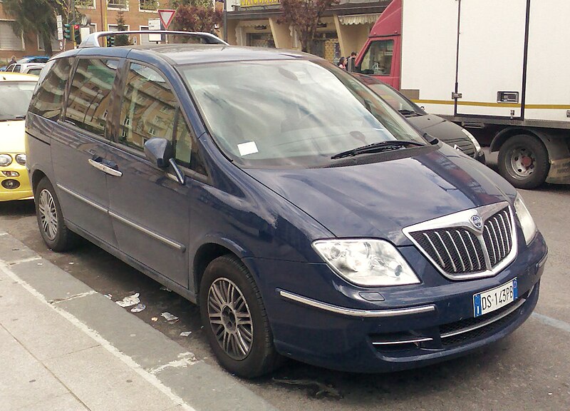 File:2009 Lancia Phedra fecelift.jpg