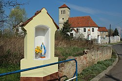 2014-04 Rynarcice (16) Kościół i Kapliczka.JPG