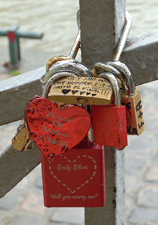Cadenas d'amour à proximité du pont d'Iéna.