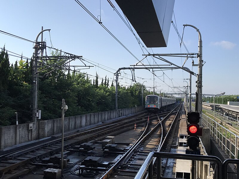 File:201908 Switchback Track at Metro PVG Station.jpg