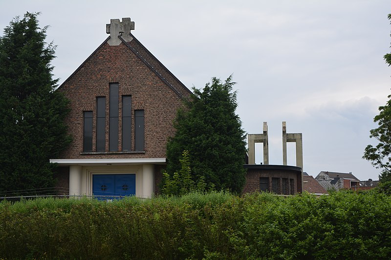 File:2021 OLV Onbevlektkerk Hemiksem hoofdingang en klokkentorentje.jpg