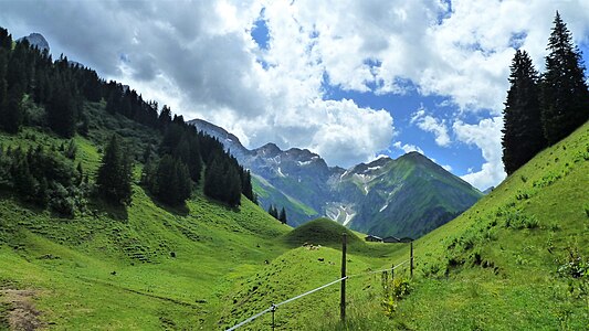 Der Einödsberg mit der Hinteren Einödsbergalpe. Bildmitte das Bacherloch. Links im Bild, die Trettachspitze.