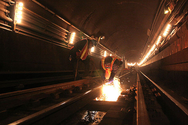 Installing continuously welded rail in the tunnel